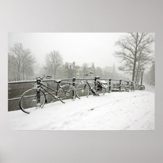 Snowy bikes in Amsterdam, Niederlande Poster
