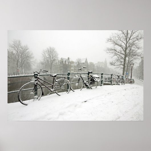 Snowy bikes in Amsterdam, Niederlande Poster (Vorne)