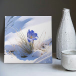 Snowy Blue Mountain Crocus Reborn Blume Fliese<br><div class="desc">Diese atemberaubende Keramik-Kachel zeigt eine wunderschöne Abbildung eines blauen Krokus, der auf einem schneebedeckten Berg aus dem Schnee ausbricht. Die zarten Blütenblätter des Krokus repräsentieren die Widerstandskraft und Stärke der Natur, während sie durch die härtesten Bedingungen zum Blühen und Wohlergehen fortbestehen. Dieses Bild erinnert mich an die Schönheit und Magie,...</div>