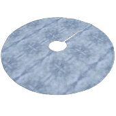 Snowy Blue Sky Fleece Weihnachtsbaumdecke (Schrägansicht)