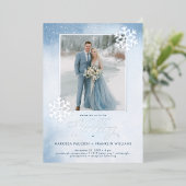 Snowy Blue Watercolor Winter Zwei-Seiten-Hochzeit Folieneinladung (Stehend vorne)