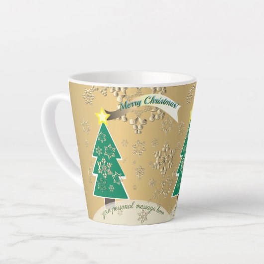 Snowy Bronze Christmas Tree Szene Latte Tasse (Linke Ecke)