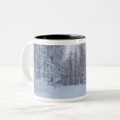 Snowy Christmas Mug Zweifarbige Tasse (Vorderseite Links)