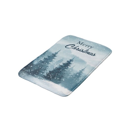 Snowy Christmas Trees Badematte (Schrägansicht)