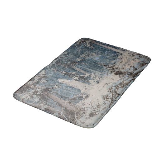 Snowy Forest im Winter (von Andreas Achenbach) Badematte (Schrägansicht)