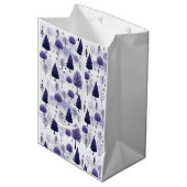 Snowy Forest Lila Weihnachten Mittlere Geschenktüte (Vorderseite Schrägansicht)