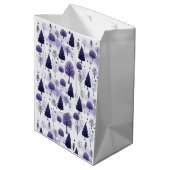 Snowy Forest Lila Weihnachten Mittlere Geschenktüte (Rückseite Schrägansicht)