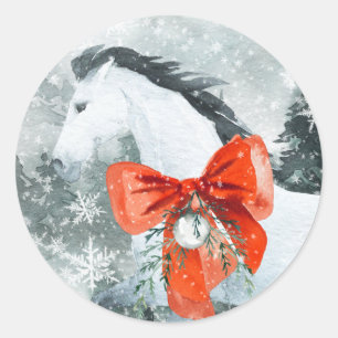 Snowy Forest White Horse Red Bow Holiday Portrait Runder Aufkleber