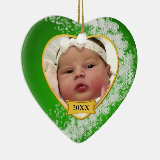 Snowy Green Baby's First Christmas Custom Keramikornament (Rechts)
