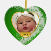 Snowy Green Baby's First Christmas Custom Keramikornament (Vorne)