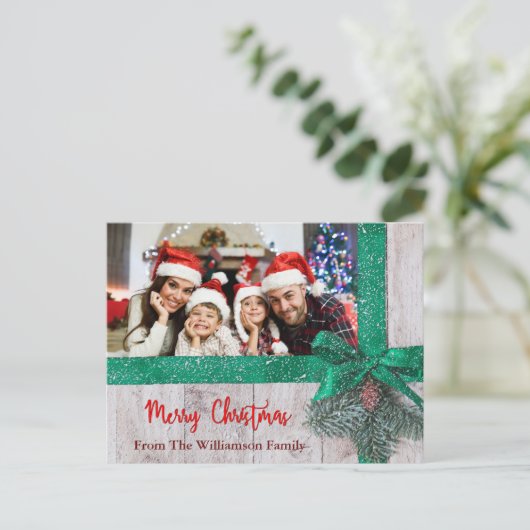 Snowy Green Ribbon Bow auf Wood Foto Weihnachten Postkarte (Stehend Vorderseite)