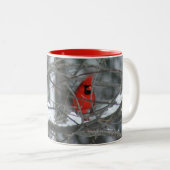Snowy Kardinal Perching Zweifarbige Tasse (VorderseiteRechts)