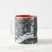 Snowy Kardinal Perching Zweifarbige Tasse (Vorderseite Links)