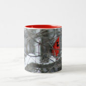 Snowy Kardinal Perching Zweifarbige Tasse (Mittel)
