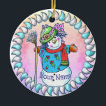 Snowy Lady Snowman Keramik Ornament<br><div class="desc">Snowy Lady Snowman Ornament von ArtMuvz Illustration,  passend zum Schneemannkleid,  T - Shirt,  Oma Geschenken. Weihnachts-T - Shirt,  Weihnachtsgeschenke und Winterkleidung. Fügen Sie Ihren Namen hinzu oder fügen Sie stattdessen Text hinzu. Passen Sie dieses Schneemann-Ornament an,  um es für Sie einzigartig zu machen oder als personalisiertes Geschenk zu geben</div>