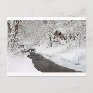 Snowy Mountain Cabin und Creek Postkarte
