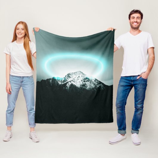 Snowy mountain mysterious blue neon light fleecedecke (Beispiel)
