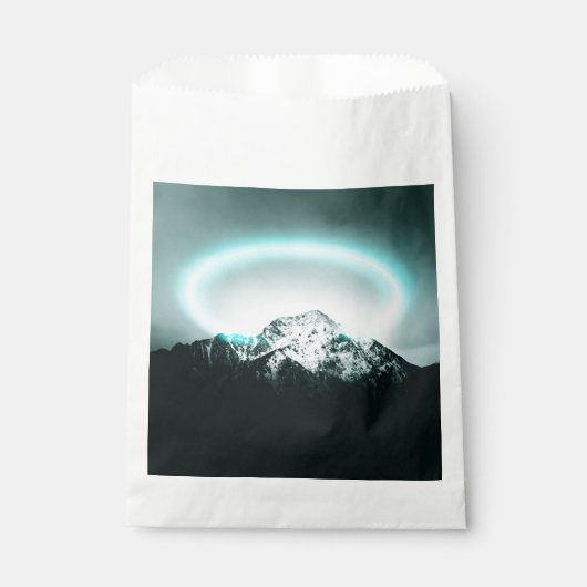 Snowy mountain mysterious blue neon light geschenktütchen (Vorderseite)