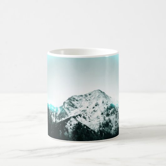 Snowy mountain mysterious blue neon light kaffeetasse (Mittel)