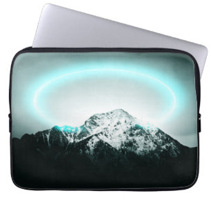 Snowy mountain mysterious blue neon light laptopschutzhülle