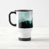 Snowy mountain mysterious blue neon light reisebecher (Links)