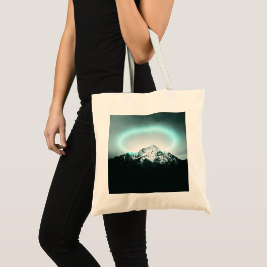Snowy mountain mysterious blue neon light tragetasche (Vorderseite (Produkt))