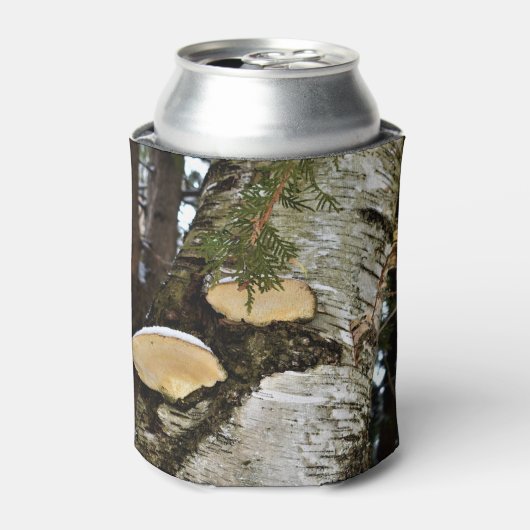 Snowy Mushrooms auf Birch Tree Dosenkühler (Kanne Vorderseite)