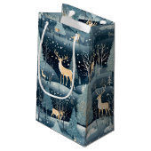 Snowy Night Deer Field Kleine Geschenktüte (Rückseite Schrägansicht)