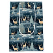 Snowy Night Deer Field Mittlere Geschenktüte (Rückseite)