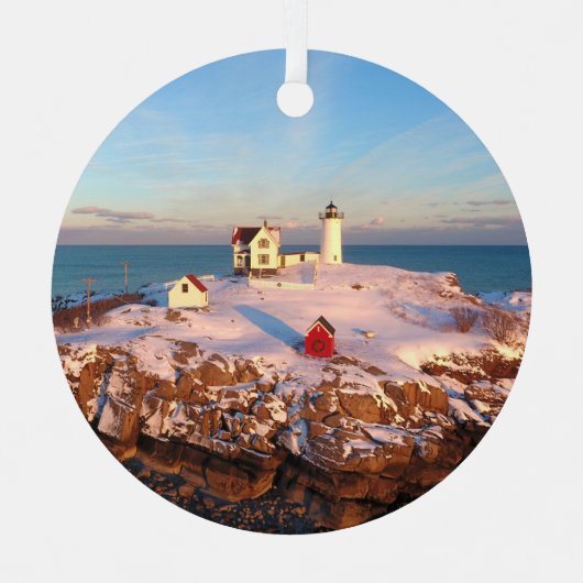 Snowy Nubble Lighthouse Ornament Aus Metall (Vorderseite)