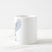 Snowy Owl in der Mitte eines Swoop in Aquarellfarb Kaffeetasse (Mittel)