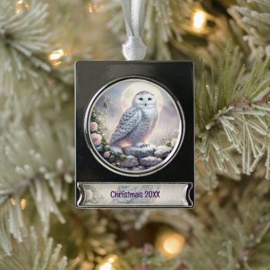 Snowy Owl in Moonlit Winter Garden Banner-Ornament Silber (Baum)