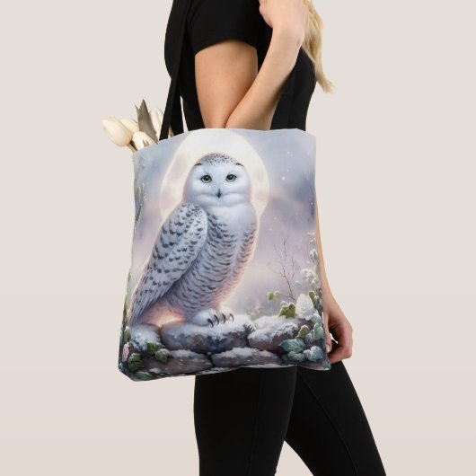 Snowy Owl in Moonlit Winter Garden Tasche (Von Nahem)