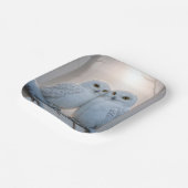 Snowy Owls On a Winter Branch Pappteller (Gewinkelt)