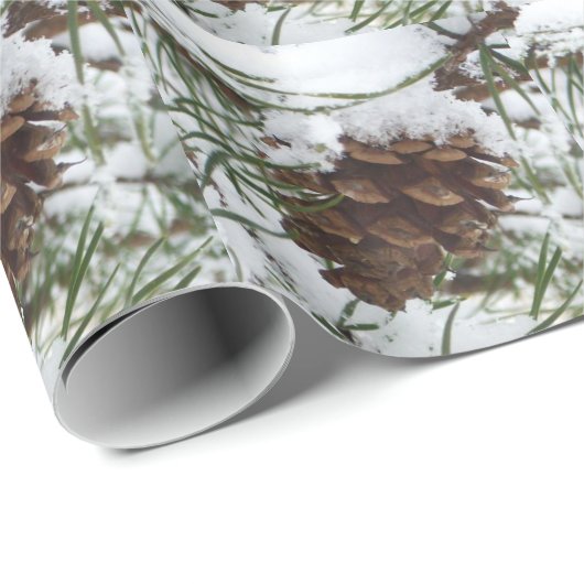 Snowy Pine Cone I Winter Nature Fotografy Geschenkpapier (Rolleneckpunkt)