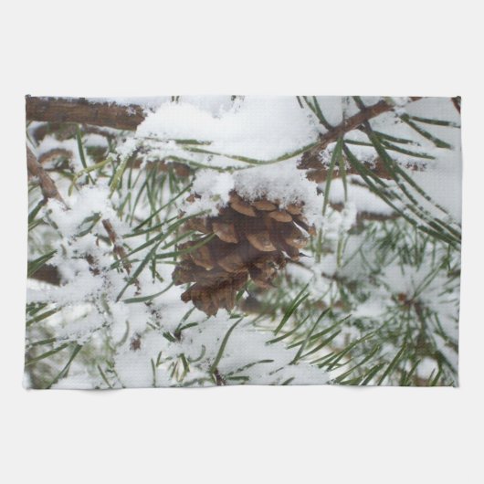 Snowy Pine Cone I Winter Nature Fotografy Geschirrtuch (Horizontal)