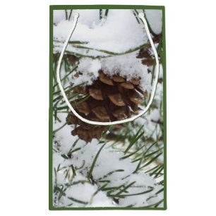 Snowy Pine Cone I Winter Nature Fotografy Kleine Geschenktüte