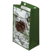 Snowy Pine Cone I Winter Nature Fotografy Kleine Geschenktüte (Vorderseite Schrägansicht)