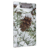 Snowy Pine Cone I Winter Nature Fotografy Klemmbrett (Rechts)
