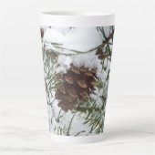 Snowy Pine Cone I Winter Nature Fotografy Milchtasse (Vorderseite)
