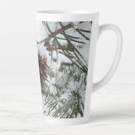 Snowy Pine Cone I Winter Nature Fotografy Milchtasse (Rechts)