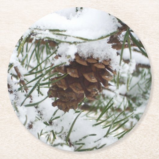 Snowy Pine Cone I Winter Nature Fotografy Runder Pappuntersetzer (Vorderseite)
