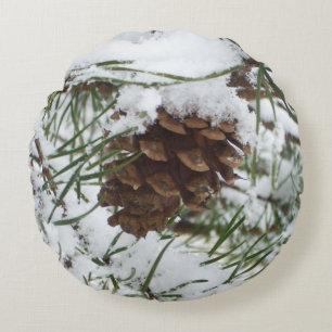 Snowy Pine Cone I Winter Nature Fotografy Rundes Kissen