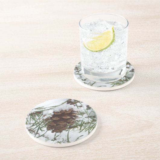 Snowy Pine Cone I Winter Nature Fotografy Sandstein Untersetzer (Seite)