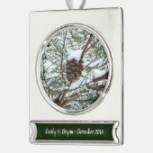 Snowy Pine Cone II Winterlandfotografie Banner-Ornament Silber (Links)