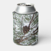 Snowy Pine Cone II Winterlandfotografie Dosenkühler (Kanne Rückseite)