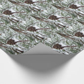Snowy Pine Cone II Winterlandfotografie Geschenkpapier (Ecke)