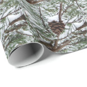 Snowy Pine Cone II Winterlandfotografie Geschenkpapier (Rolleneckpunkt)