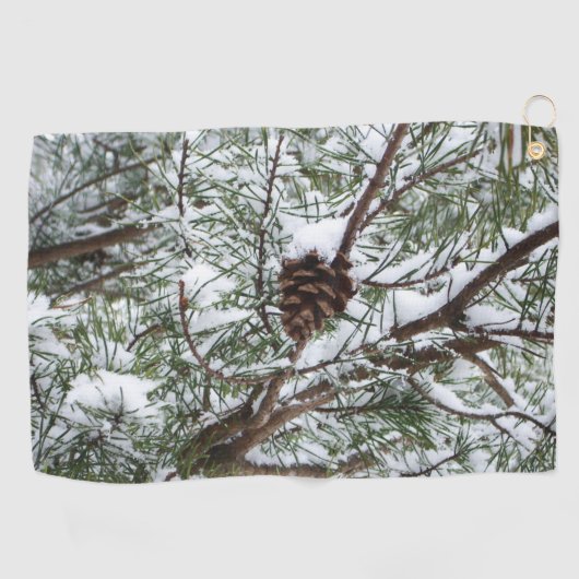Snowy Pine Cone II Winterlandfotografie Golfhandtuch (Horizontal)
