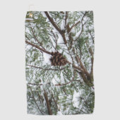 Snowy Pine Cone II Winterlandfotografie Golfhandtuch (Vorderseite)